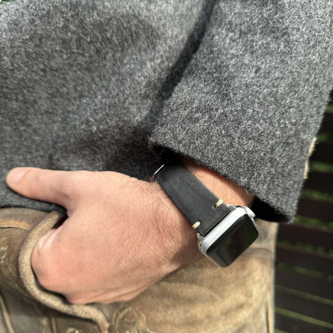 Tragebild eines Mannes mit dem schwarzen Apple Watch Armband Leder Herren, betont den eleganten Stil.