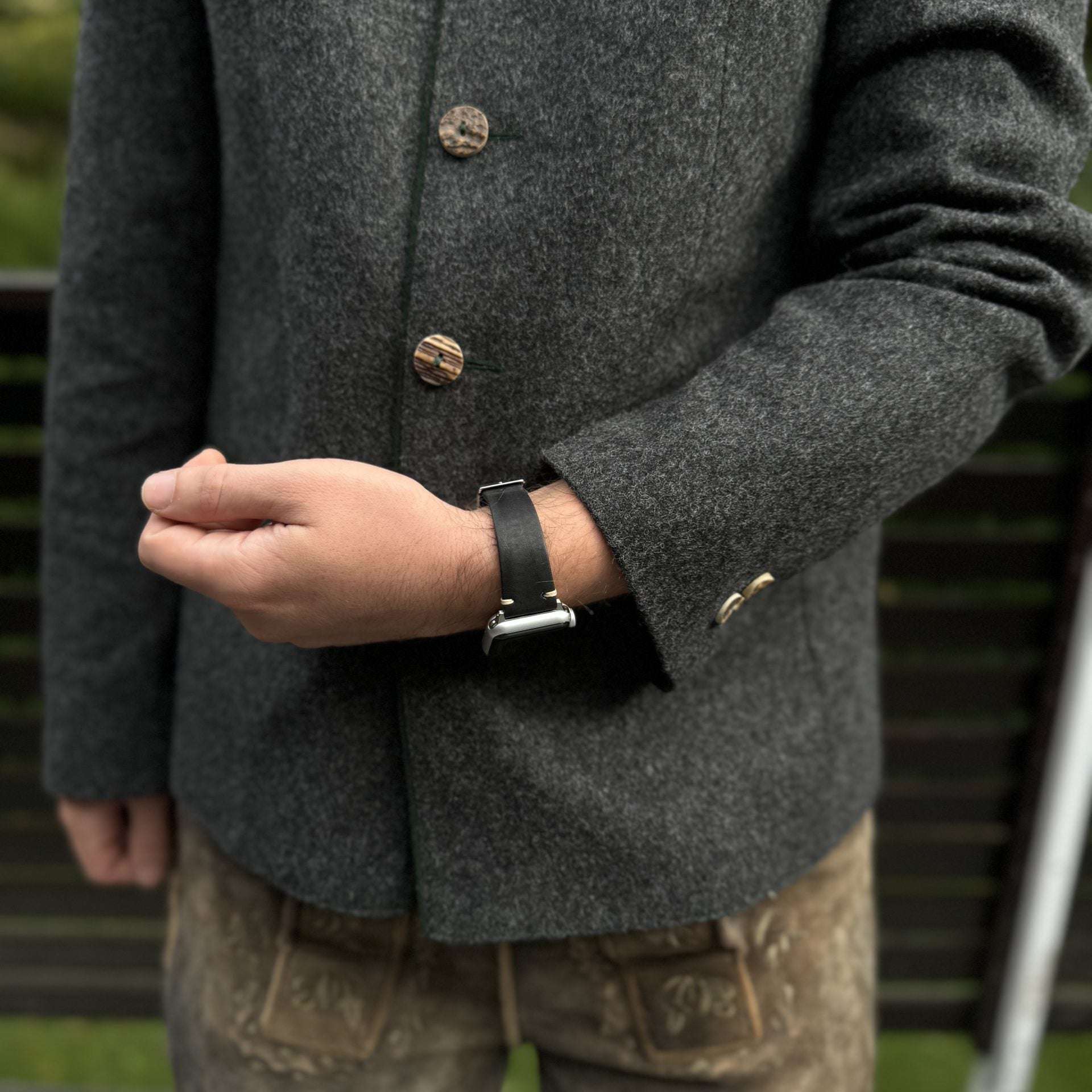 Nahaufnahme des schwarzen Apple Watch Armband Leder Herren, Kombination aus Stil und Komfort.