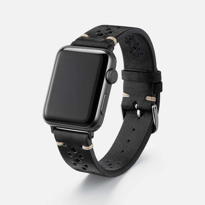 Schwarzes vegetabil gegerbtes Apple Watch Armband mit Racing-Löchern – Handgefertigtes, strapazierfähiges Lederarmband mit Racing-Löchern, Freistelleransicht mit Apple Watch, Made in Germany