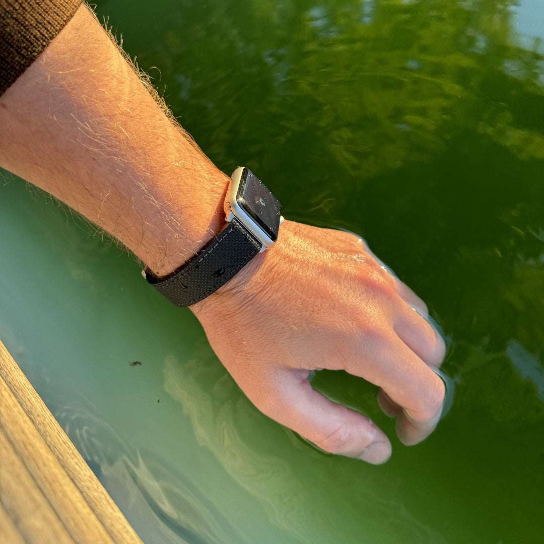 Schwarzes wasserfestes Rindleder-Armband für Apple Watch am Handgelenk – Frontansicht, langlebiges und strapazierfähiges Leder, Made in Germany