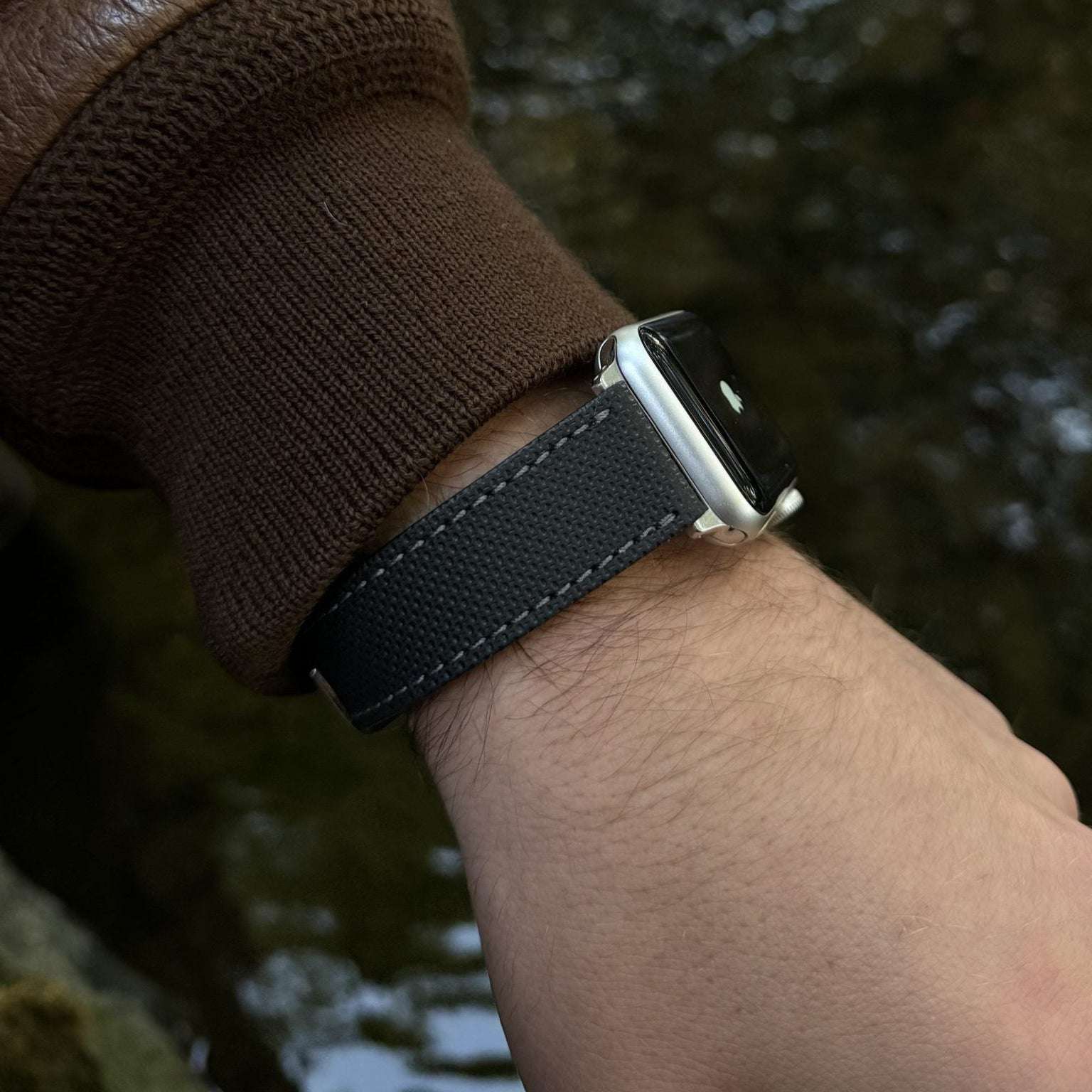 Schwarzes wasserfestes Rindleder-Armband für Apple Watch – Seitenansicht des robusten, wasserfesten Rindsleders, ideal für den Alltag, handgefertigt in Deutschland