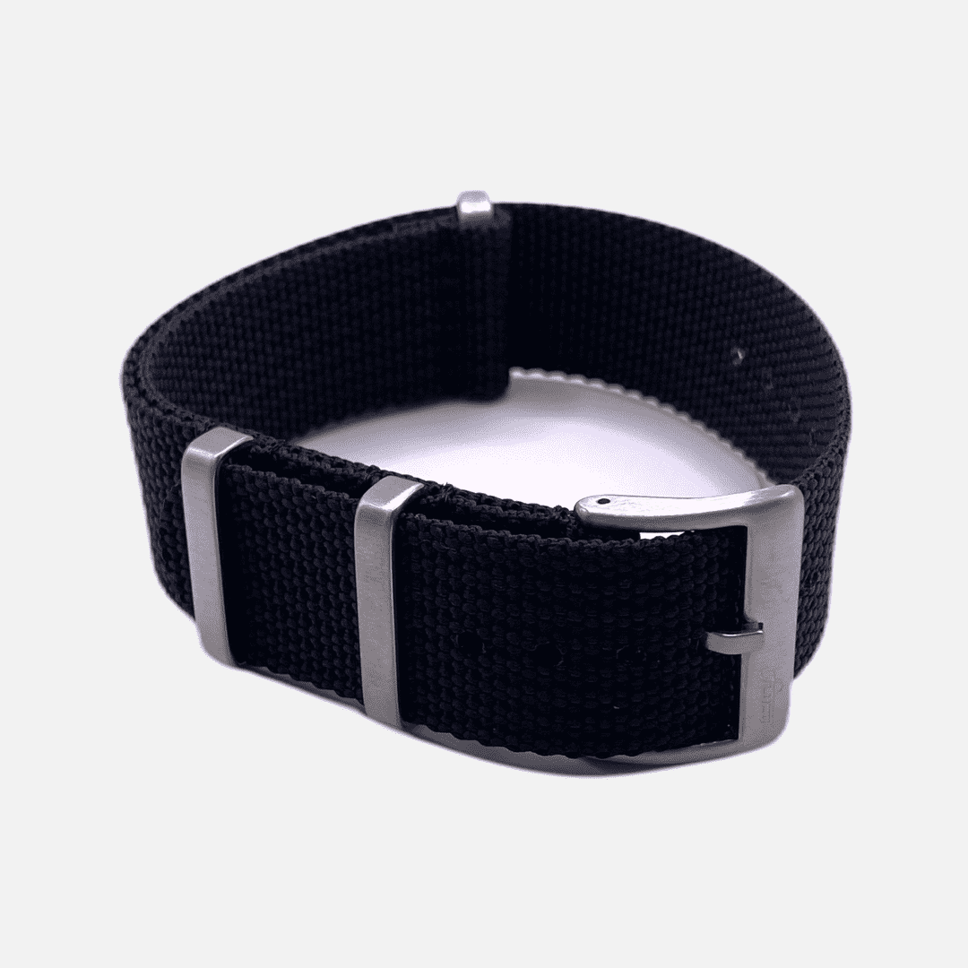 Schwarzes NATO Band mit Fluco Logo – Robust und elegant, dieses schwarze NATO Band mit Fluco Logo eignet sich hervorragend für sportliche Zeitmesser und bietet höchste Strapazierfähigkeit