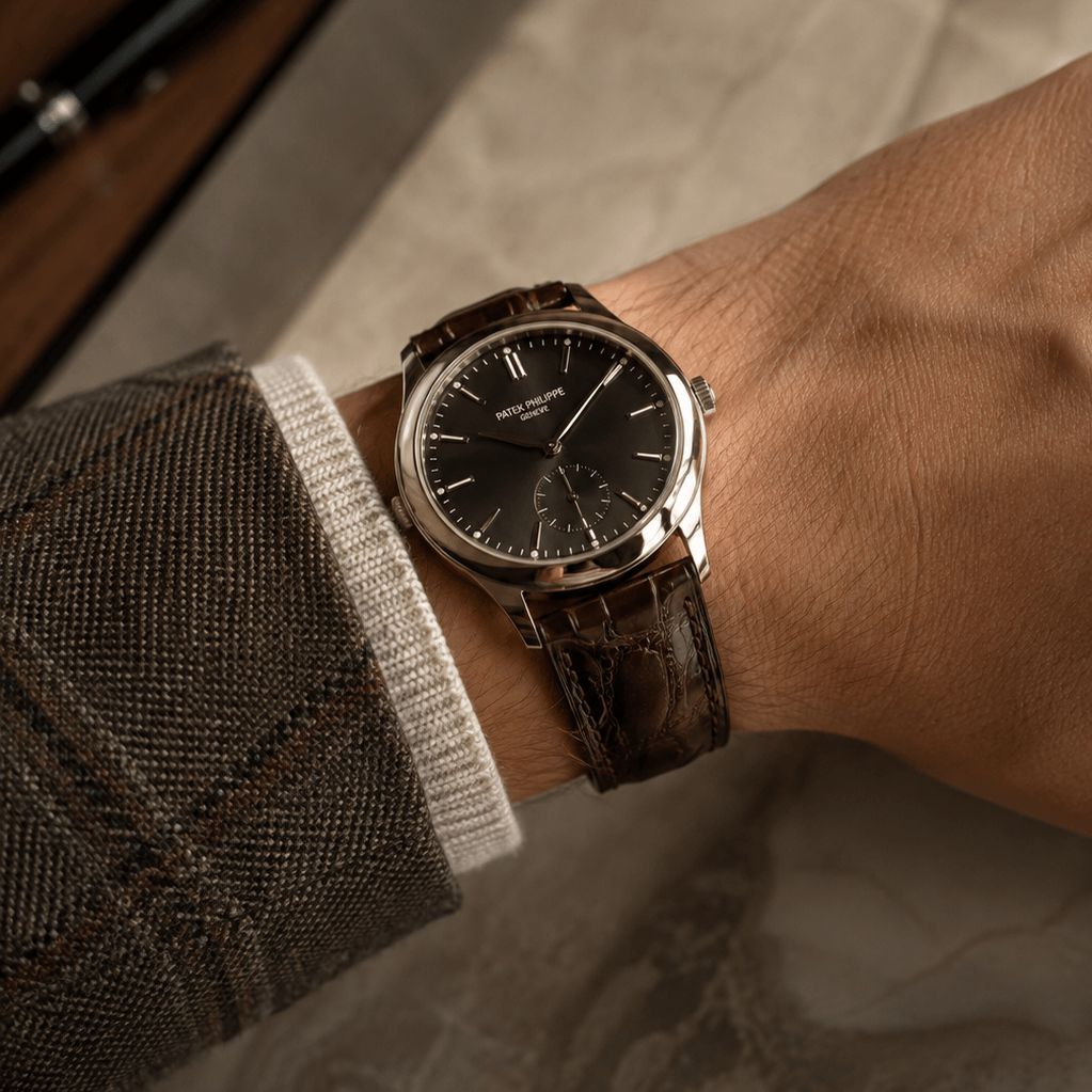 Shiny – Uhrenarmband aus glänzendem Kaimanleder an einer Luxusuhr getragen.