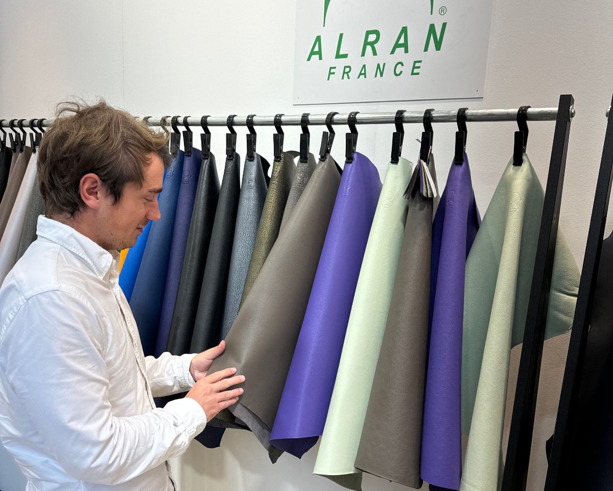 Ein Kunde im Showroom betrachtet hochwertiges Leder von der Gerberei Alraun – exklusive Auswahl für Lederliebhaber.