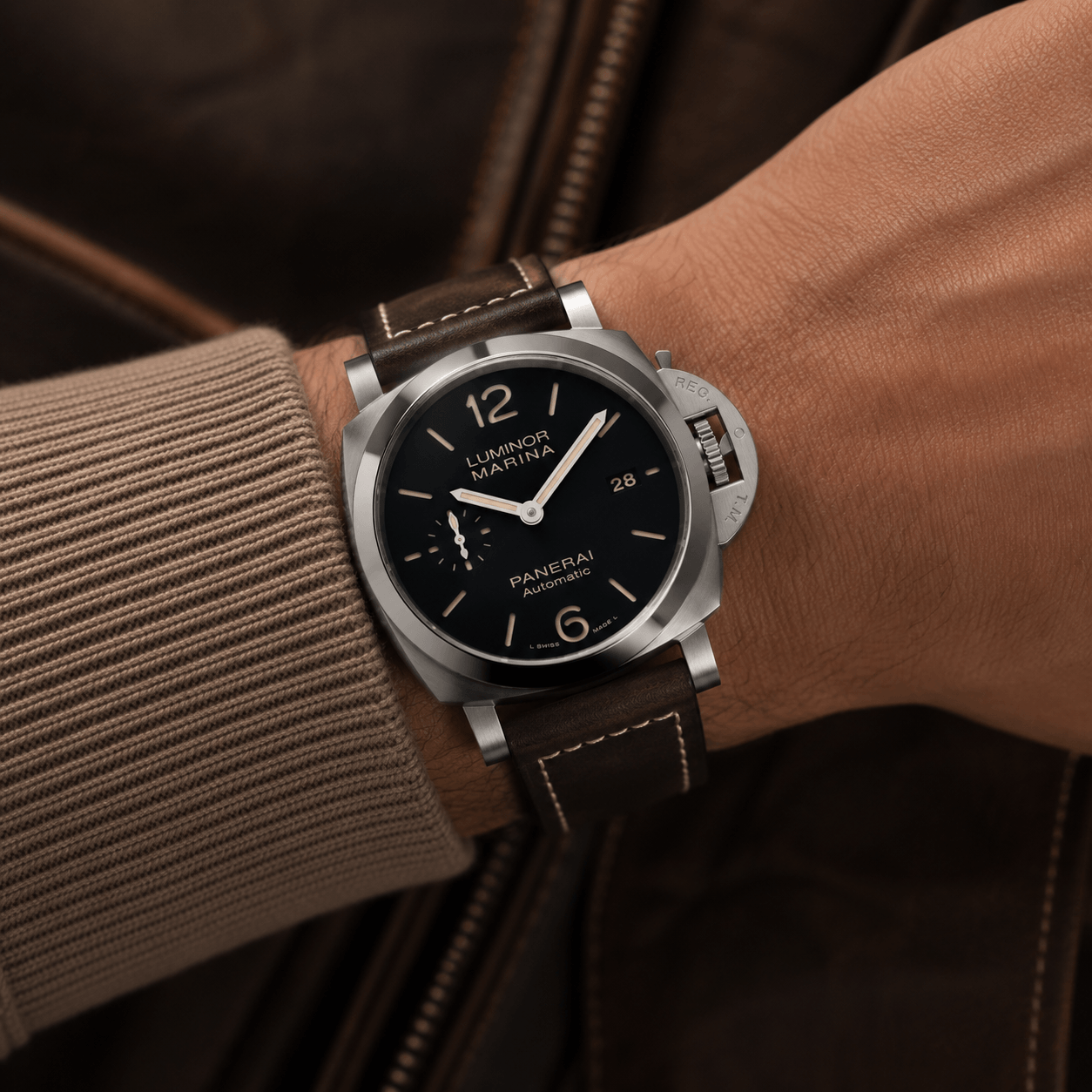 Snow Calf – Vintage Lederarmband passend für Panerai am Handgelenk mit Panerai Uhr.
