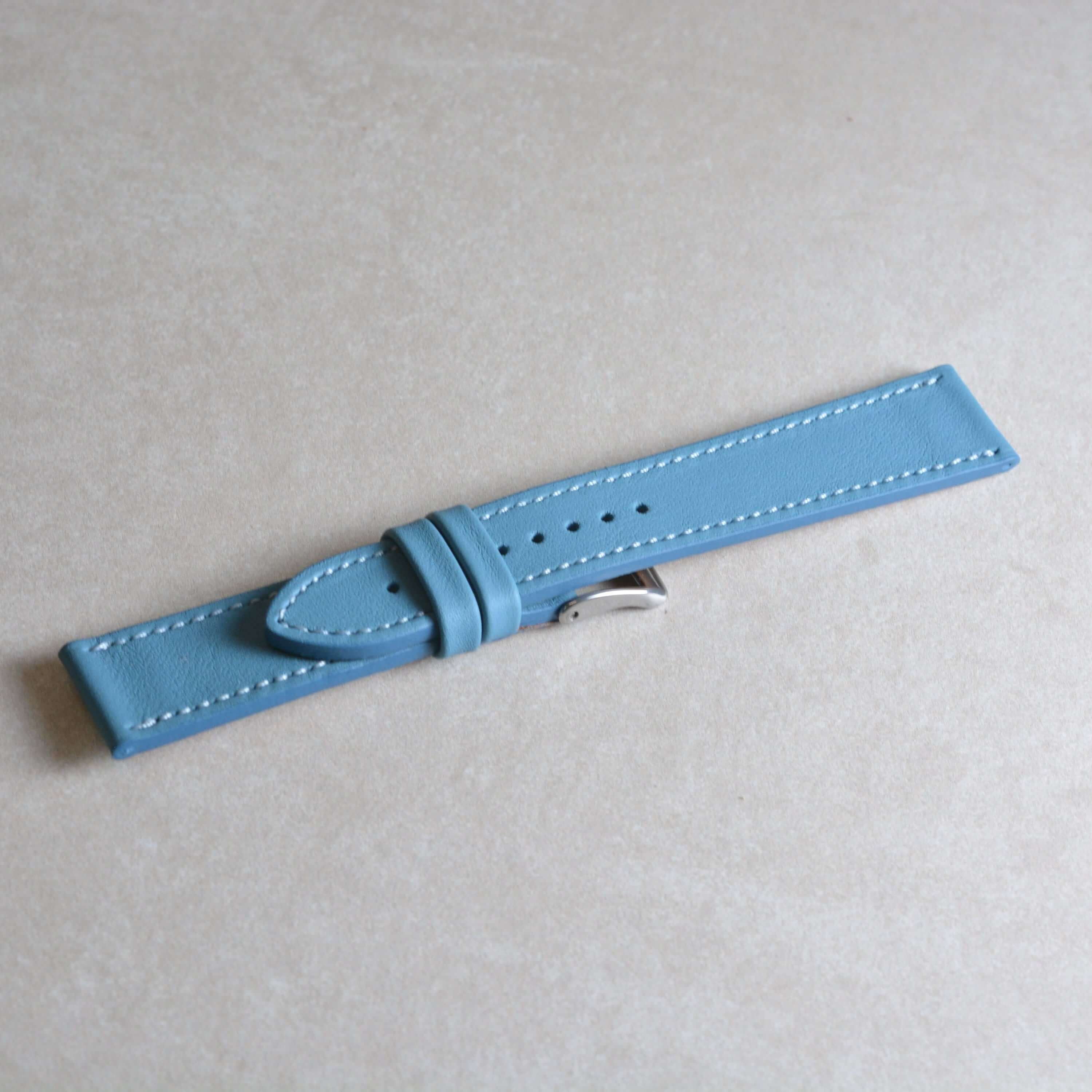 Swift – Uhrenarmband aus italienischem Swift Leder in hellblauem Design mit edlen Nähten.