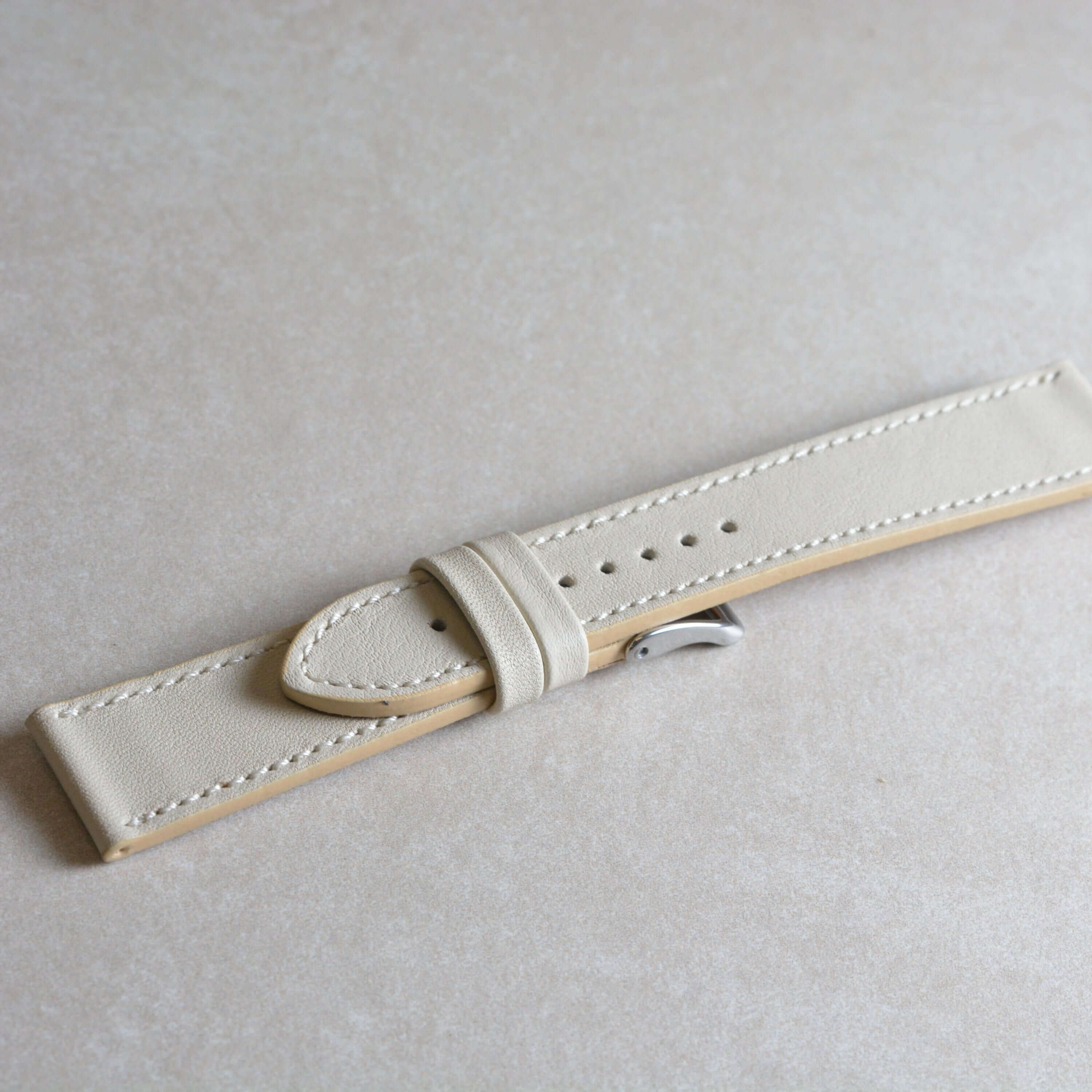 Swift – Uhrenarmband aus italienischem Swift Leder auf hellem Hintergrund