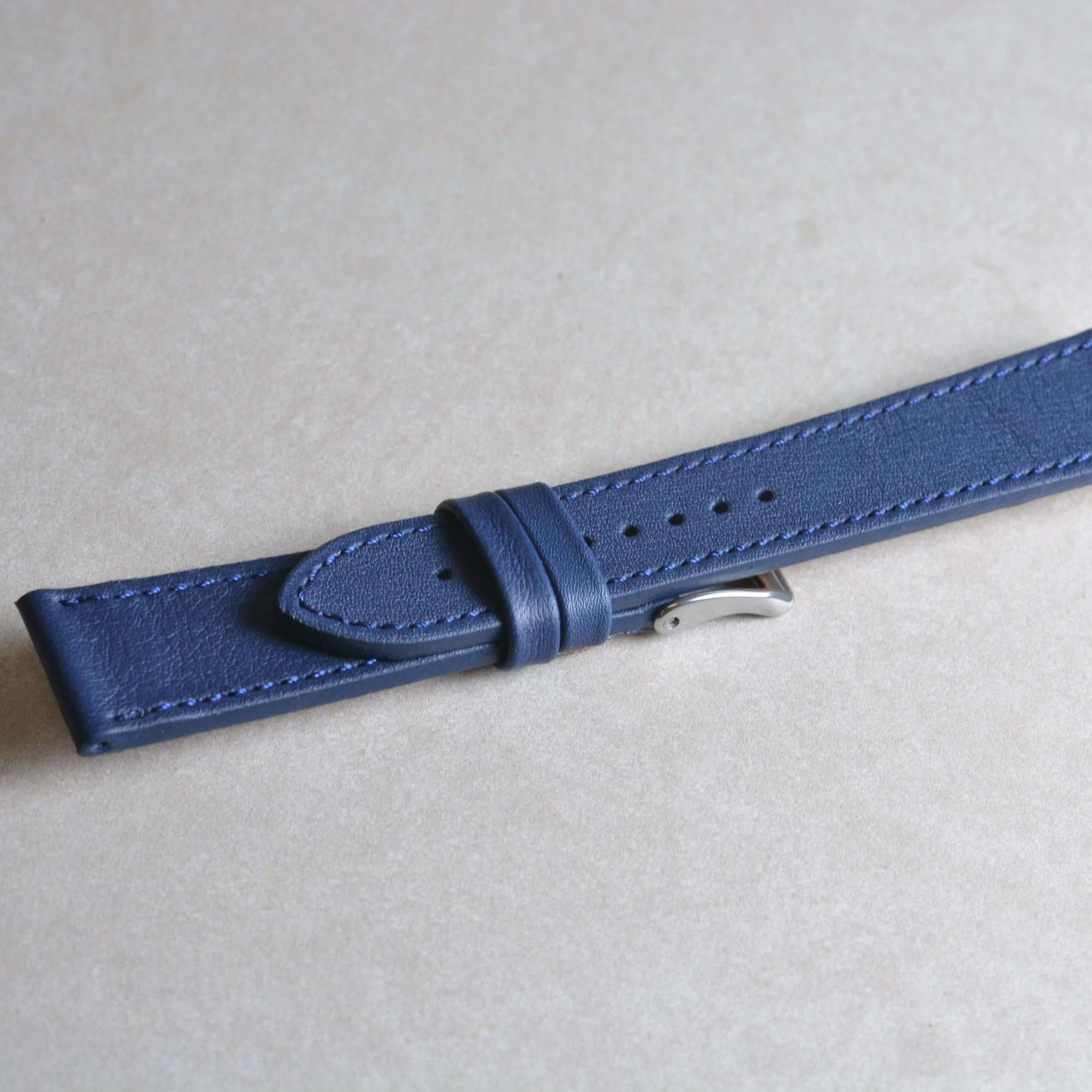 Swift – Uhrenarmband aus italienischem Swift Leder in blau mit feiner Naht und robustem Design.