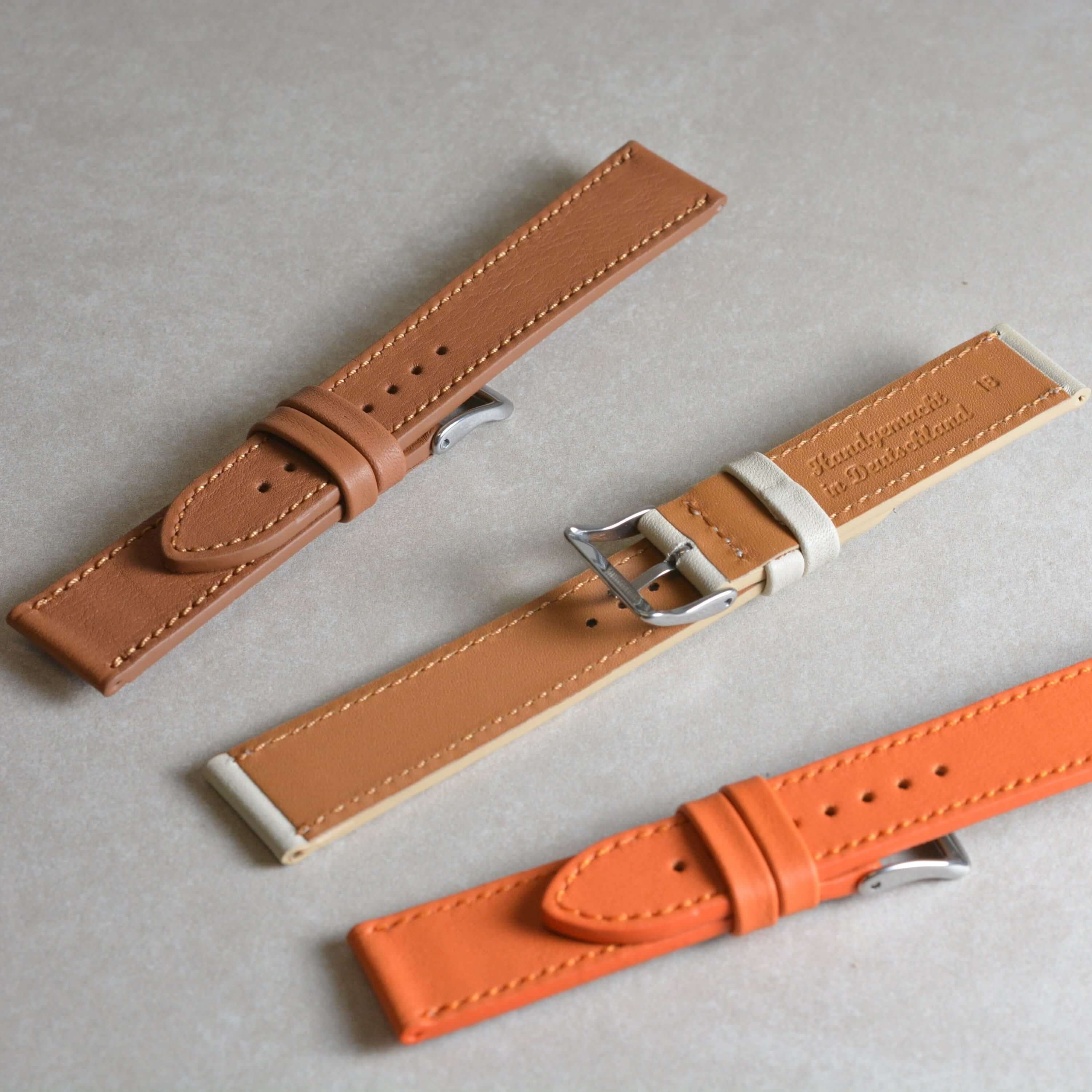 Swift – Uhrenarmband aus italienischem Swift Leder in verschiedenen Farben auf hellem Untergrund.