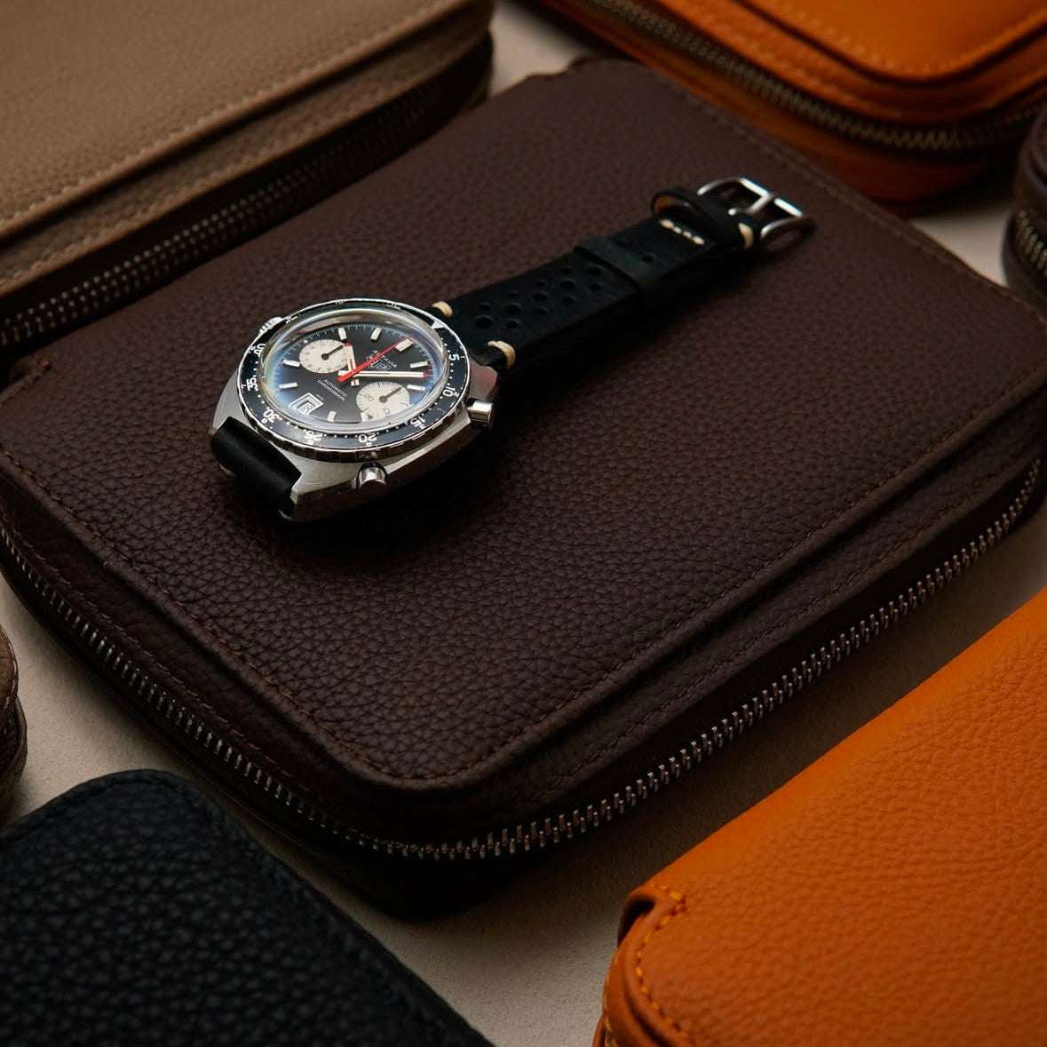 Tag Heuer Autavia auf einem Watch Case Four aus dunkelbraunem Togo-Leder, luxuriöse Präsentation und sichere Uhrenaufbewahrung