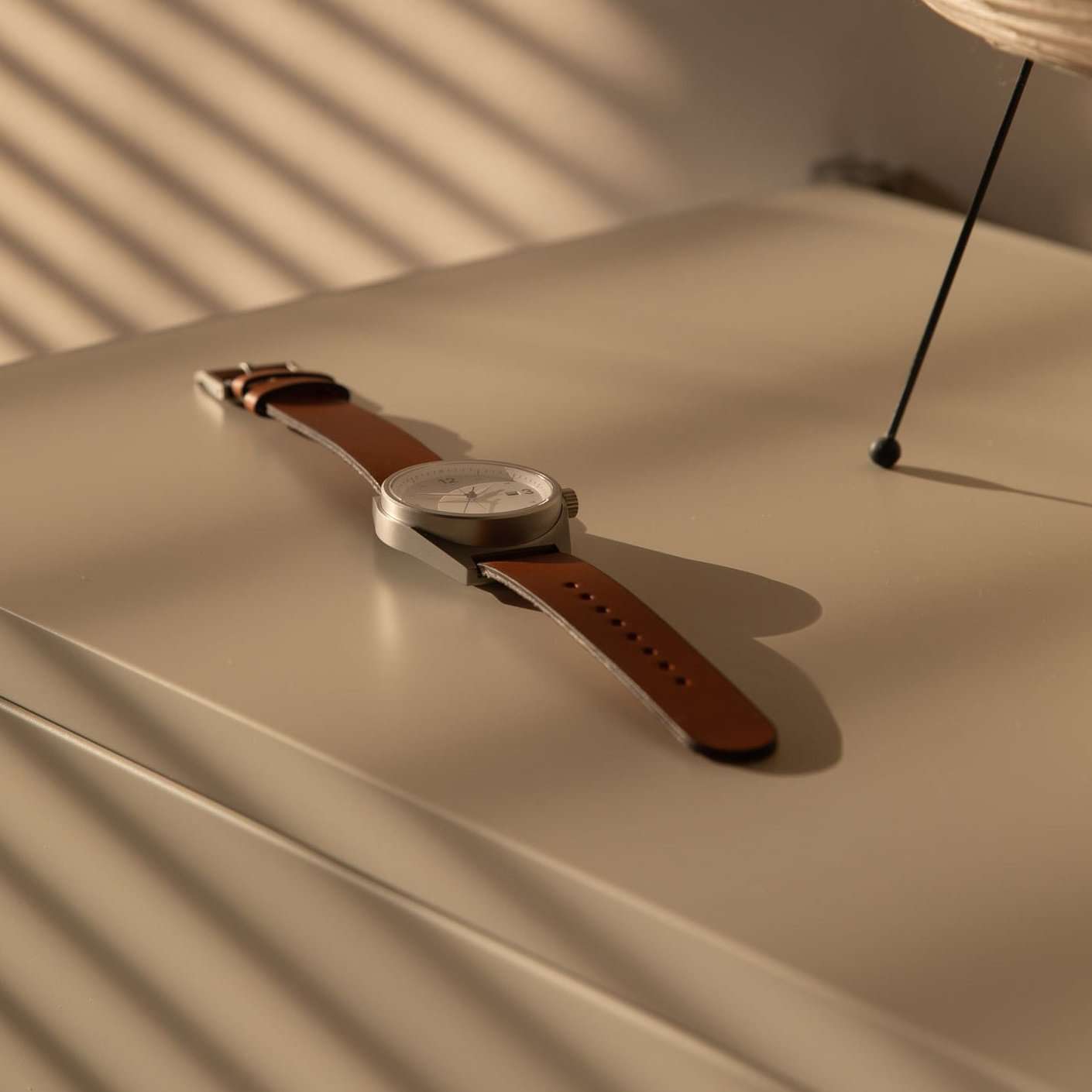 Tan Ersatzband an Instrmnt Everyday Watch – Seitenansicht der Instrmnt Everyday Watch mit strapazierfähigem Tan Ersatzband, das durch seine weiche Textur und den klassischen, eleganten Stil hervorsticht