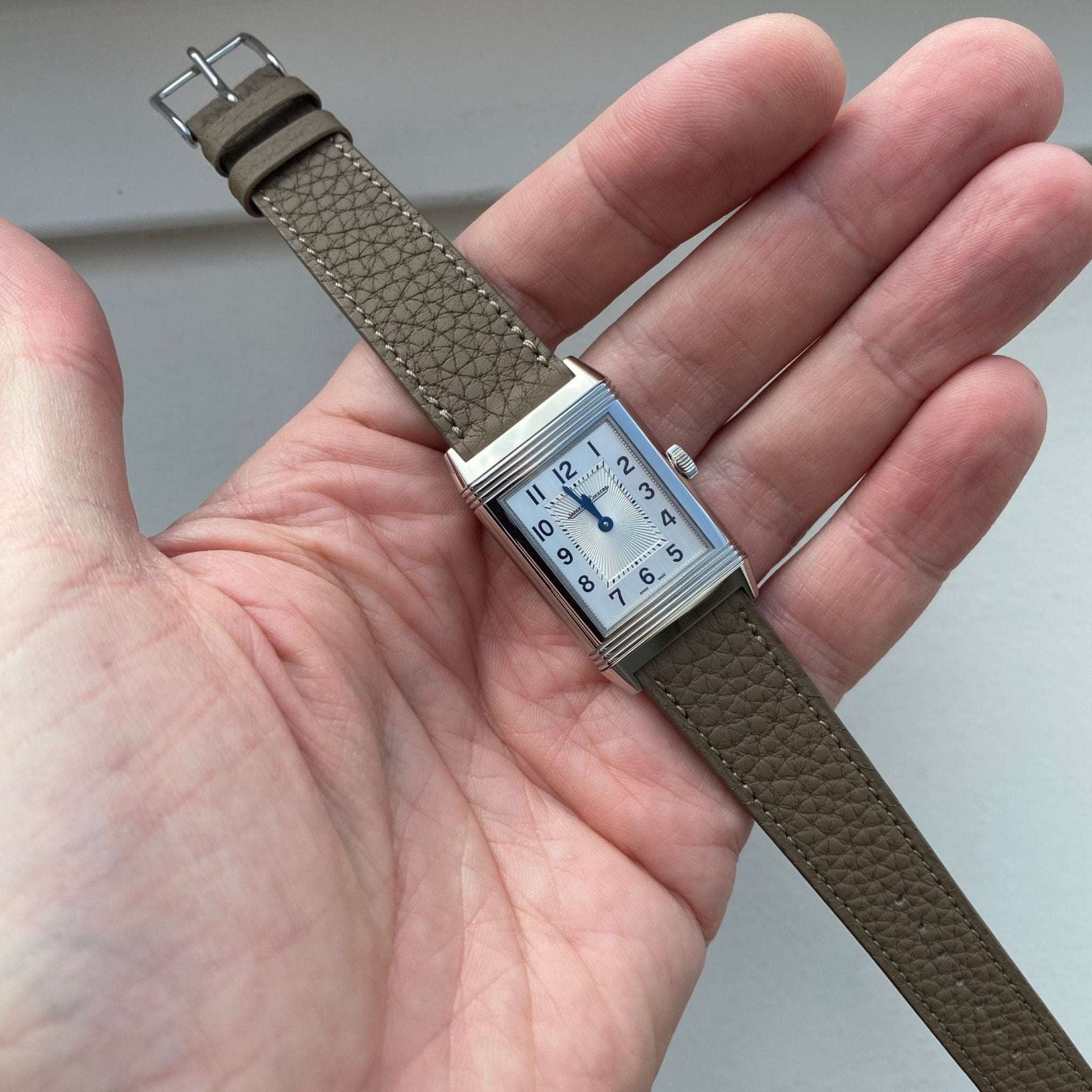 Taupefarbenes Deauville Uhrenarmband aus Fjordleder an Jaeger-LeCoultre Reverso Uhr