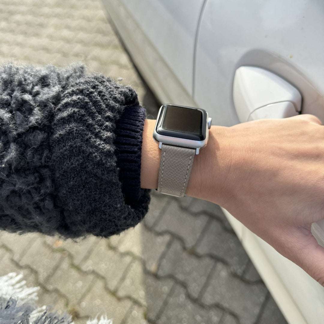 Taupefarbenes Epsom Leder-Armband für Apple Watch am Handgelenk – Frontansicht, hochwertiges und langlebiges Epsom-Leder, Made in Germany