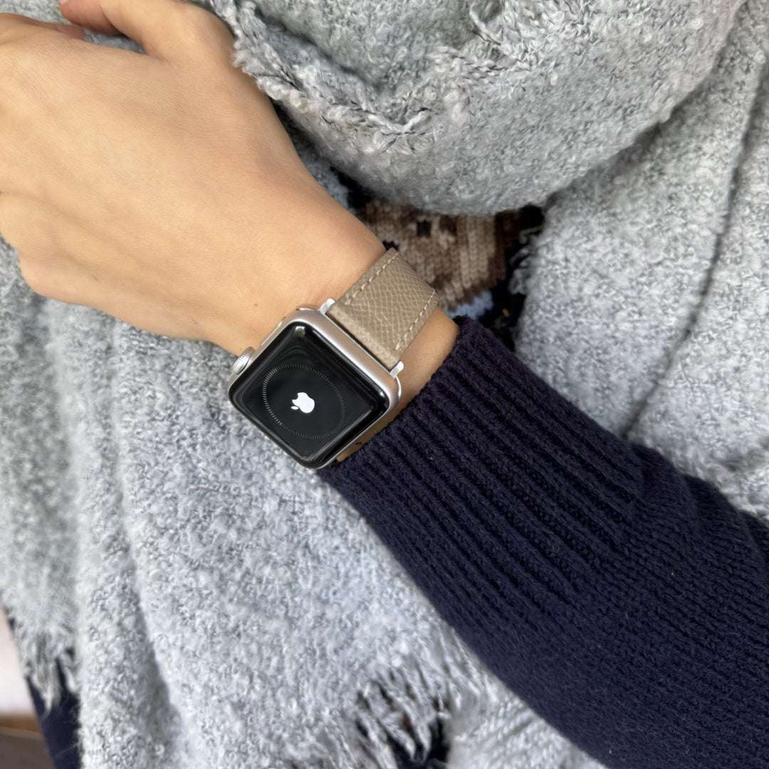 Taupefarbenes Epsom Leder-Armband für Apple Watch – Schrägansicht des robusten Epsom-Leders, ideal für den Alltag, Made in Germany