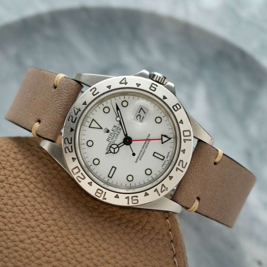 Taupefarbenes Uhrenarmband an Rolex Explorer – Detailaufnahme der Uhr mit hochwertigem taupefarbenem Lederarmband, luxuriös und perfekt für sportliche und elegante Zeitmesser