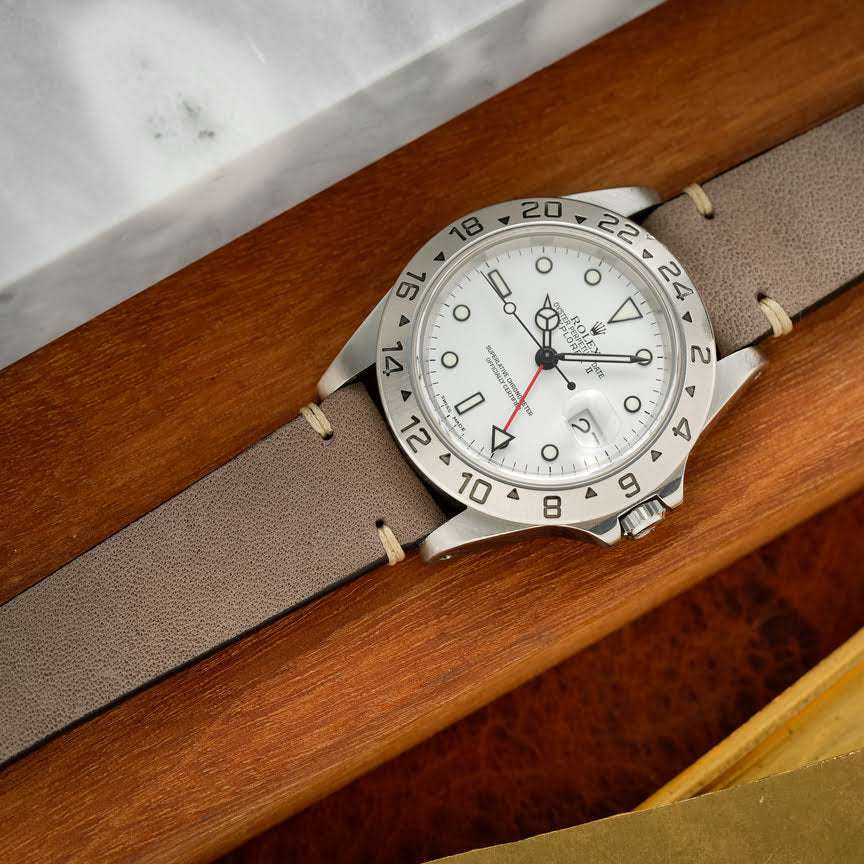 Taupefarbenes Uhrenarmband an Rolex Explorer – Seitenansicht der Uhr mit strapazierfähigem taupefarbenem Lederarmband, Made in Germany, ideal für luxuriöse Zeitmesser wie die Rolex Explorer