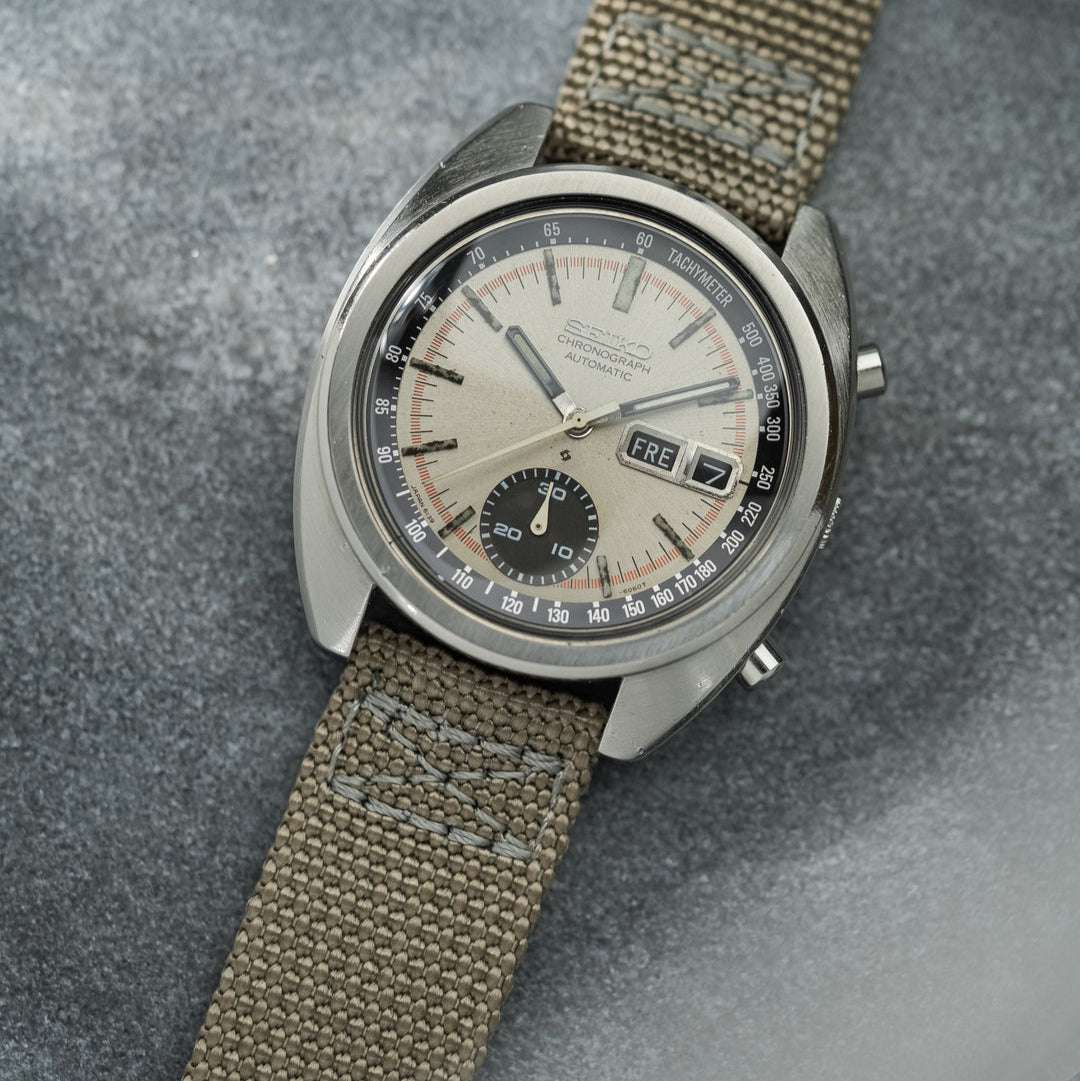 Taupefarbenes 2-teiliges Cotton Band an Seiko Uhr – Detailaufnahme der Seiko Uhr mit hochwertigem taupefarbenem Cotton Band, das für seine Strapazierfähigkeit und eleganten Look bekannt ist