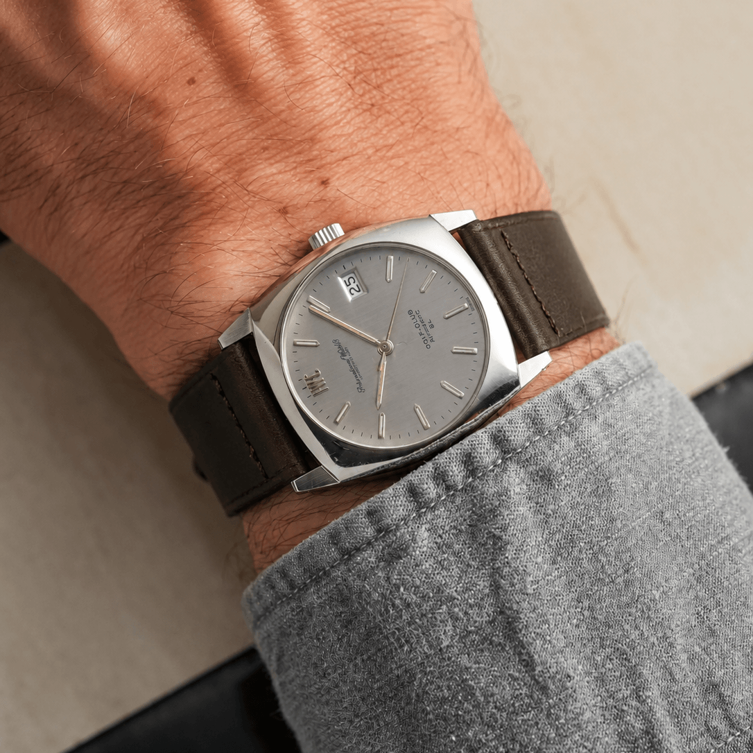 Paris – Uhrenarmband aus Barenia-Leder von Haas an einer Uhr getragen, Modellen wie IWC und Jaeger-Le Coultre Reverso passend.