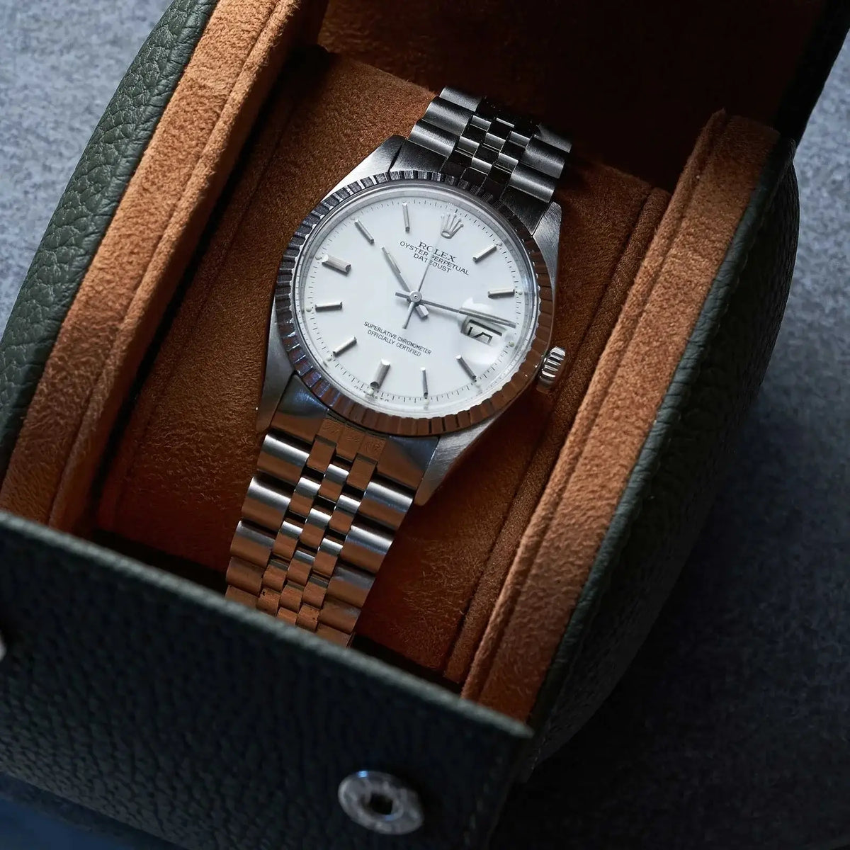 Uhrenrolle für eine Uhr Signature – Hochwertiges deutsches Togoleder mit einer eleganten Uhr im Inneren.