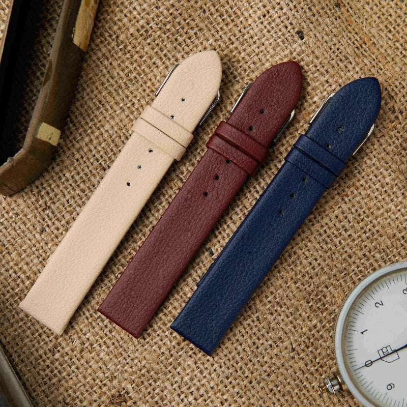 Vegane Uhrenarmbänder in Beige, Bordeaux und Blau aus VEGEA-Material – Detailaufnahme von drei nachhaltigen, umweltfreundlichen veganen Uhrenarmbändern, Made in Italy, für luxuriöse und sportliche Zeitmesser