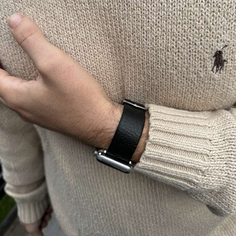 Veganes Apple Watch Armband aus Weinleder – Hochwertiges, pflanzenbasiertes Lederarmband, Seitenansicht mit Stoffhose im Hintergrund