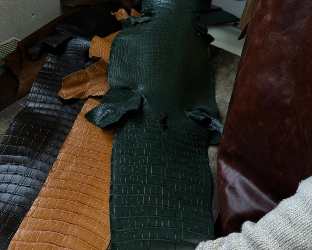 Verarbeitung von Echt Alligator Leder aus Louisiana in der Fluco Manufaktur, Made in Germany – Detailaufnahme der präzisen Bearbeitung von hochwertigem Alligator Leder aus Louisiana, dem strapazierfähigsten und edelsten Leder der Welt. In der Fluco Manufaktur wird das Leder mit höchster Handwerkskunst verarbeitet, um luxuriöse und langlebige Uhrenarmbänder zu fertigen.