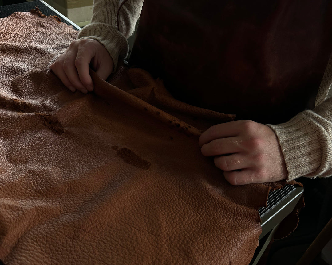 Verarbeitung von echtem Peccary Leder zu einem Uhrenarmband in der Fluco Manufaktur in Deutschland – Detailaufnahme der Verarbeitung von hochwertigem Peccary Leder in der Fluco Manufaktur. Handwerker bearbeiten das edle Leder mit Präzision, um exklusive und langlebige Uhrenarmbänder zu schaffen, die für ihre außergewöhnliche Haptik und Qualität bekannt sind.