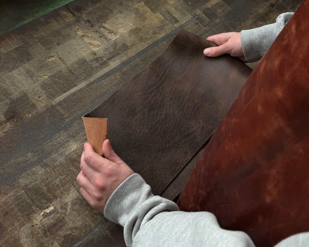 Verarbeitung von vegetabil gegerbtem Rindleder in der Fluco Manufaktur – Detailaufnahme der präzisen Handarbeit bei der Verarbeitung von vegetabil gegerbtem Rindleder. Das Bild zeigt die Verwendung dieses natürlichen Materials, das in der Fluco Manufaktur zu hochwertigen Uhrenarmbändern weiterverarbeitet wird.