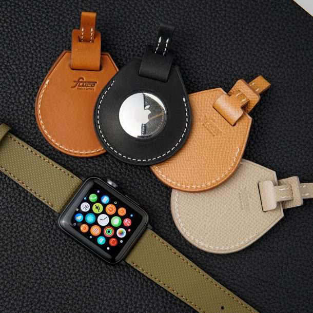 Vier AirTag Schlüsselanhänger Made in Germany – Detailaufnahme von vier hochwertigen AirTag Schlüsselanhängern, die in Deutschland gefertigt wurden. Die Anhänger bieten eine elegante und funktionale Möglichkeit, AirTags sicher an Schlüsseln oder Taschen zu befestigen.