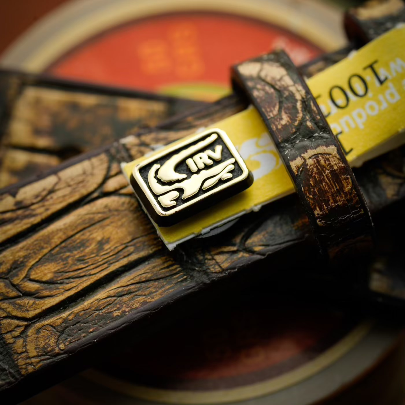 Detailaufnahme eines Vintage Alligator Uhrenarmbands mit einem charakteristischen Markenlogo, das die Handwerkskunst und Qualität hervorhebt.