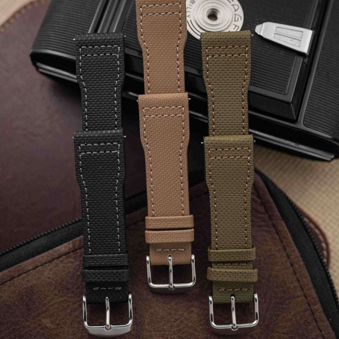 Wasserfestes Uhrenarmband in Olive neben zwei anderen Uhrenbändern in Schwarz und Beige – Detailaufnahme von drei wasserfesten Uhrenarmbändern, ideal für sportliche und elegante Zeitmesser