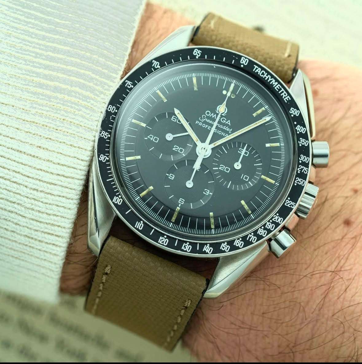 Wasserfestes Leder Uhrenarmband in Beige an Omega Speedmaster – Seitenansicht der Omega Speedmaster Uhr mit hochwertigem, wasserfestem Lederarmband in Beige, das für seine Robustheit und Langlebigkeit bekannt ist