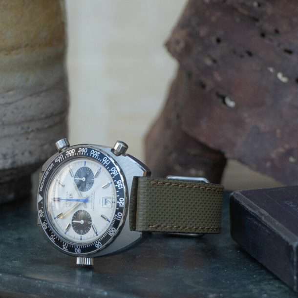 Wasserfestes, olivegrünes Leder Uhrenarmband an Heuer Autavia – Seitenansicht der Heuer Autavia Uhr mit strapazierfähigem, wasserfestem Lederarmband, das für seine Langlebigkeit und Komfort sorgt