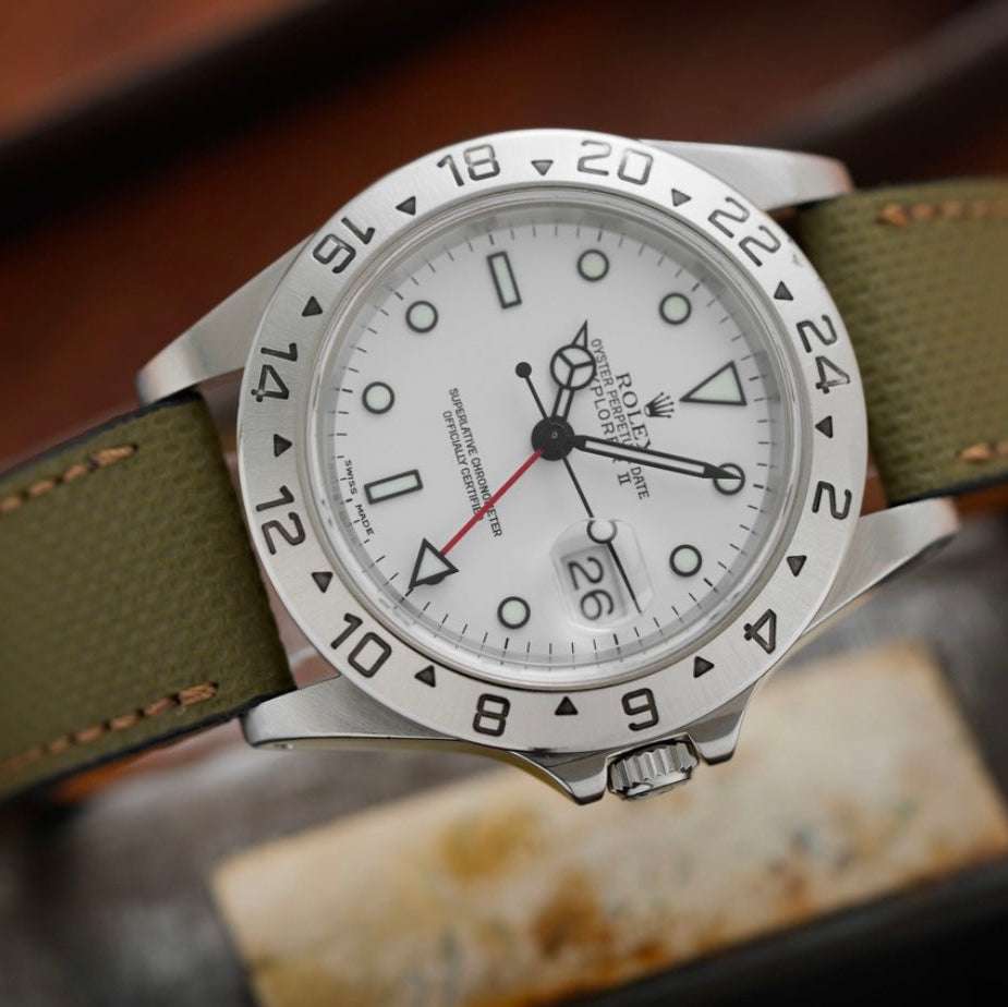 Wasserfestes, olivegrünes Leder Uhrenarmband an Rolex Explorer 2 White Dial – Detailaufnahme der Rolex Explorer 2 Uhr mit strapazierfähigem, wasserfestem Lederarmband, das für seine Robustheit und wasserfeste Eigenschaft bekannt ist