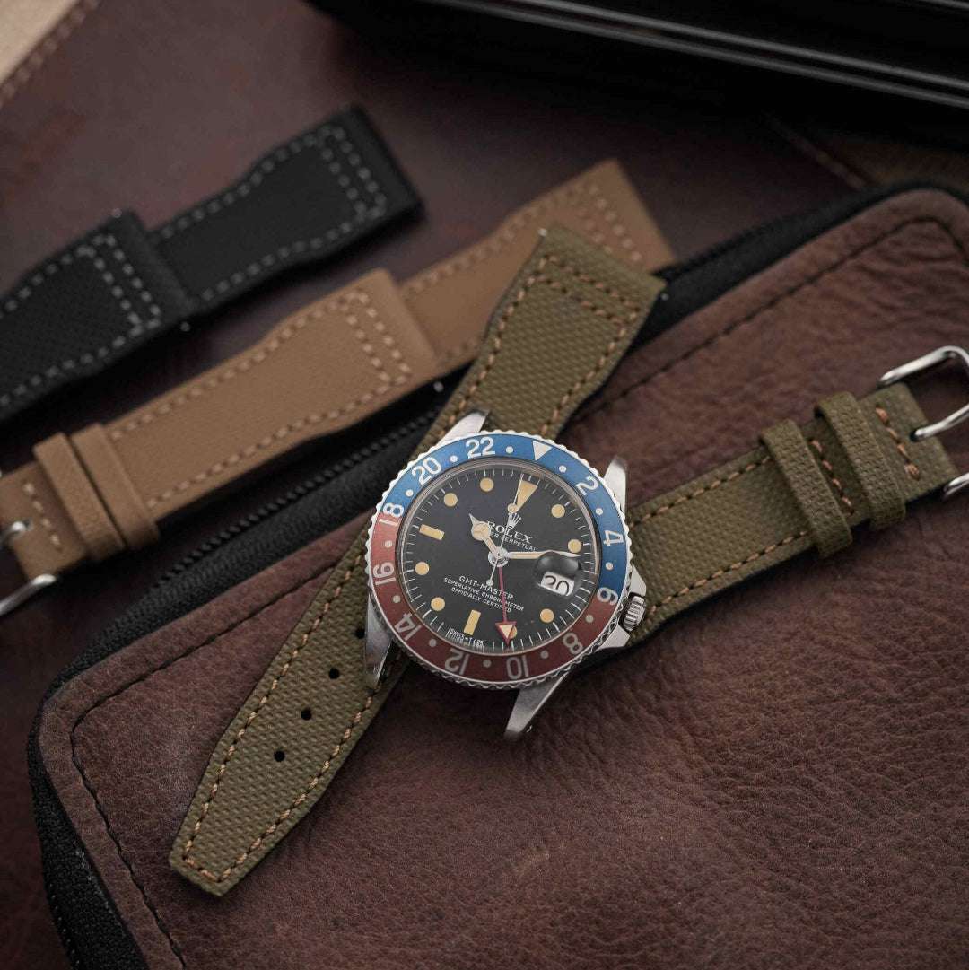 Wasserfestes Uhrenarmband in Olive an Rolex GMT Master Pepsi – Detailaufnahme der Rolex GMT Master Pepsi Uhr mit strapazierfähigem, wasserfestem Uhrenarmband in Olive, ideal für luxuriöse Zeitmesser