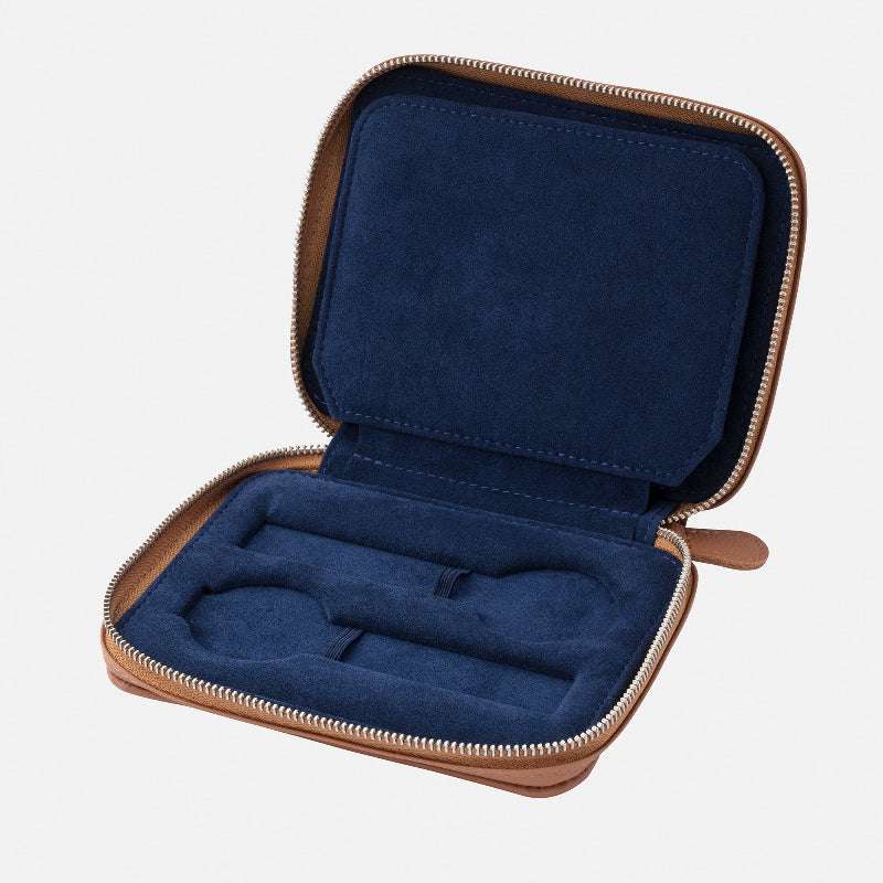 Innenansicht des Watch Case aus whiskyfarbenem Togo-Leder mit blauem Alcantara-Futter, luxuriöse und stilvolle Uhrenaufbewahrung für vier Uhren