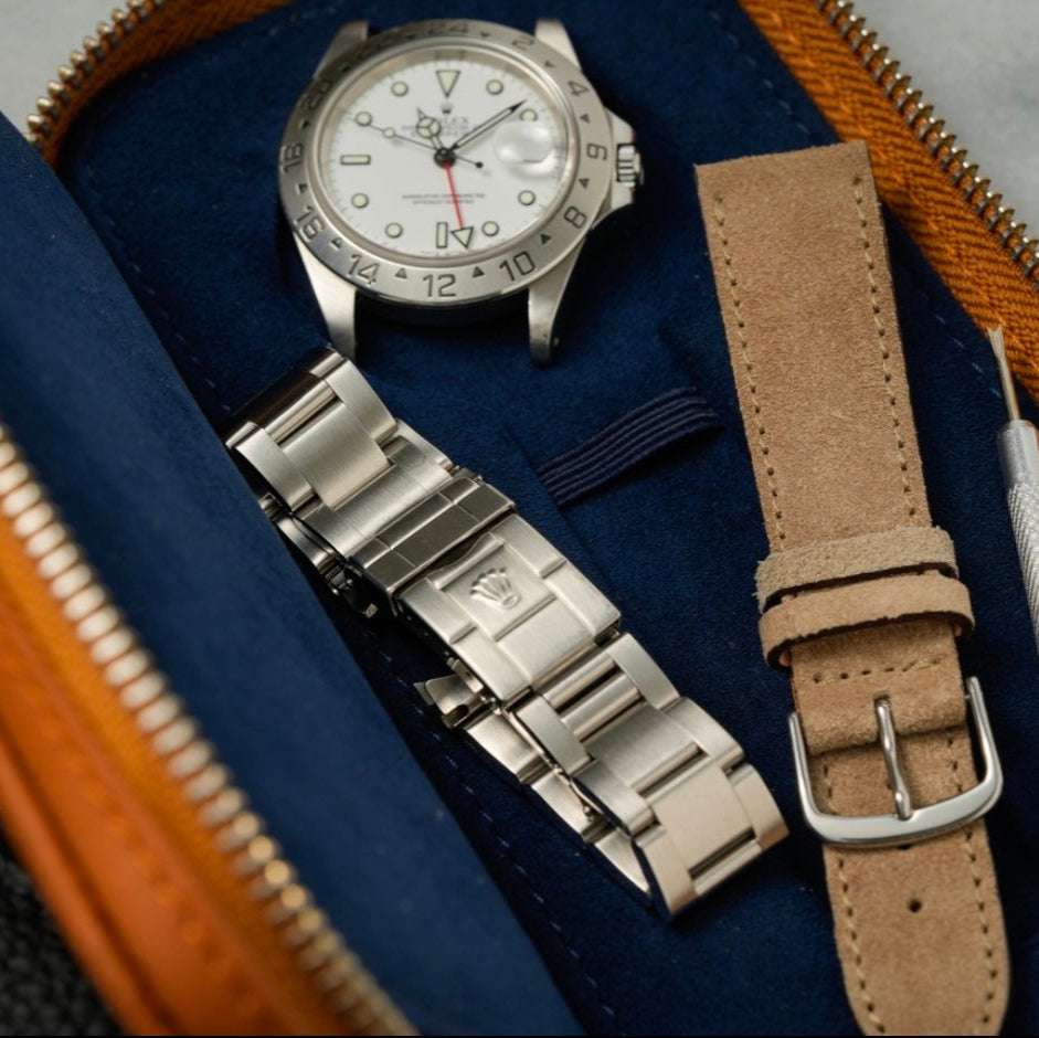 Innenansicht des Watch Case aus whiskyfarbenem Togo-Leder mit blauem Alcantara-Futter, präsentiert mit einer Rolex Explorer 2 mit weißem Zifferblatt, luxuriöse Uhrenaufbewahrung