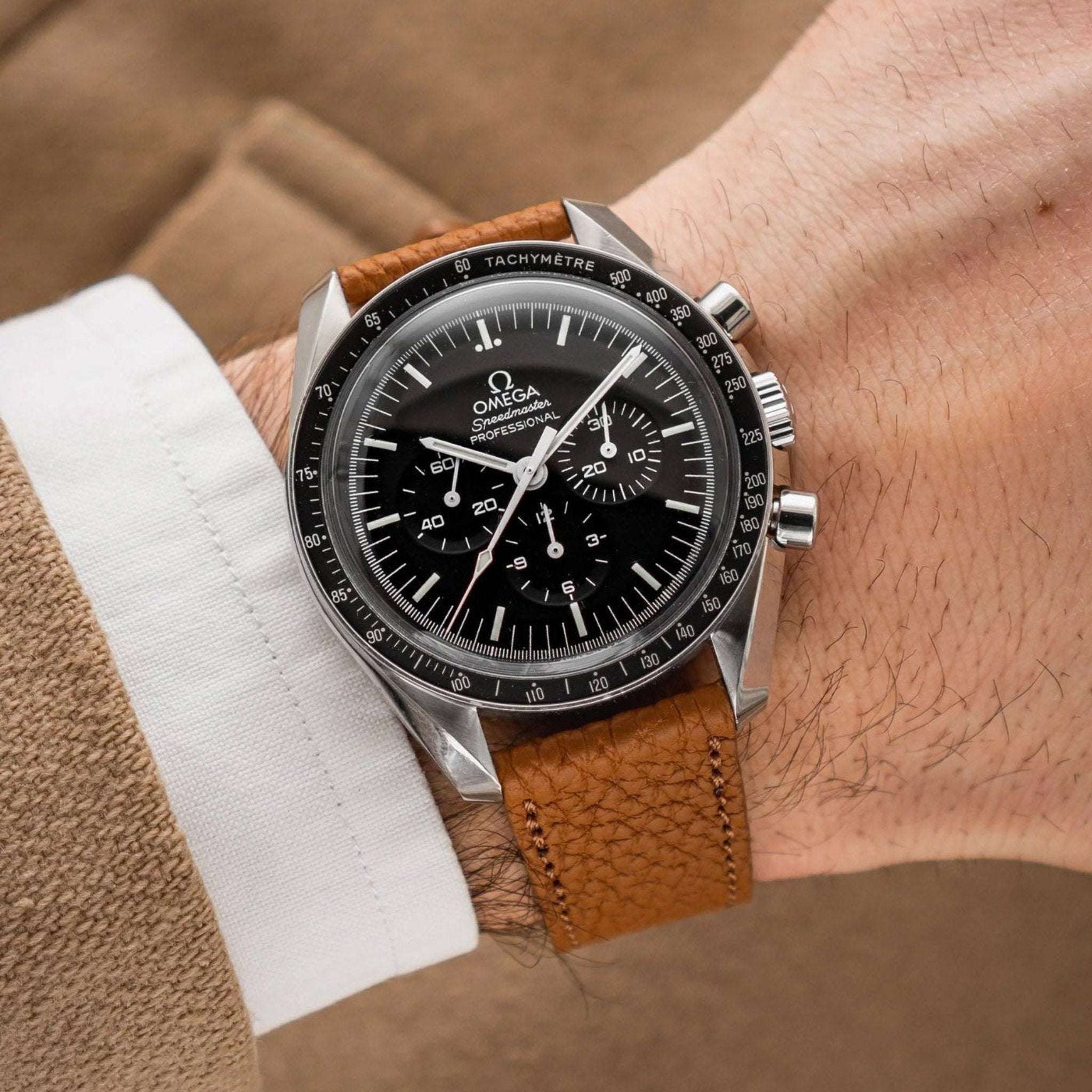 Whiskyfarbenes Deauville Uhrenarmband aus Togoleder an Omega Speedmaster am Handgelenk