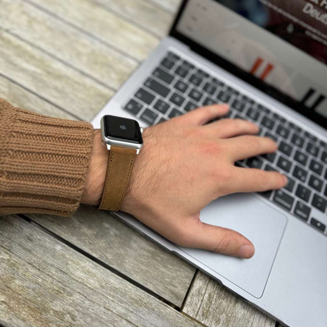 Whiskyfarbenes Nubukleder-Armband für Apple Watch am Handgelenk – Seitenansicht mit braunem Pullover