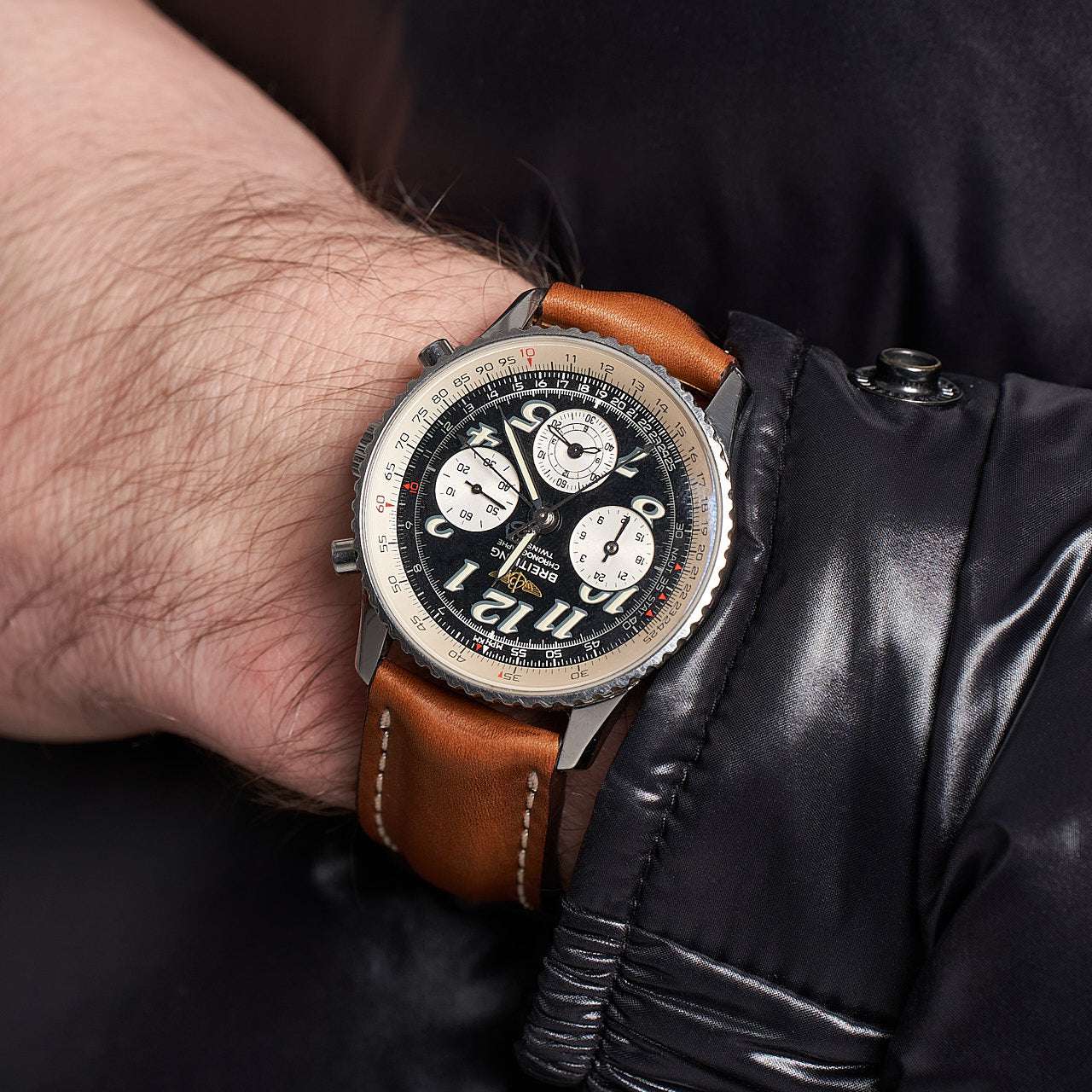 Whiskyfarbenes bombiertes Kalbsleder Uhrenarmband an Breitling Navitimer – Detailaufnahme der Uhr mit hochwertigem Kalbslederarmband, luxuriös und strapazierfähig, ideal für elegante und sportliche Zeitmesser