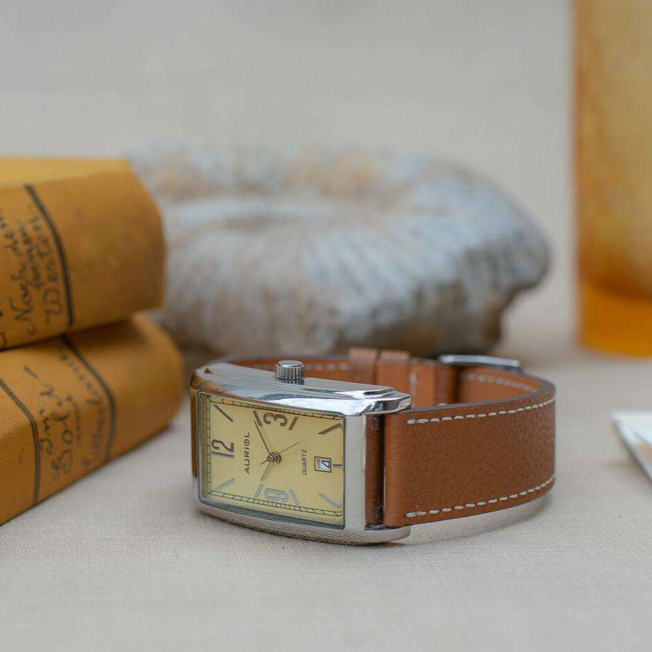 Whiskyfarbenes Ziegenlederarmband an einer seitlich fotografierten Auriol-Uhr, das hochwertigen Komfort und klassischen Stil vereint.