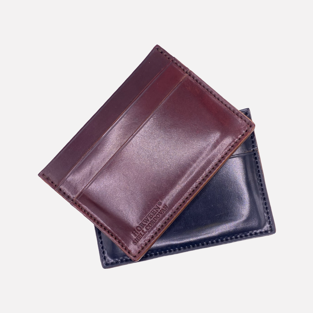 zwei Kreditkartenetuis aus Horween Shell Cordovan im vergleich, Freisteller, hochwertiges und langlebiges Accessoire aus exklusivem Leder