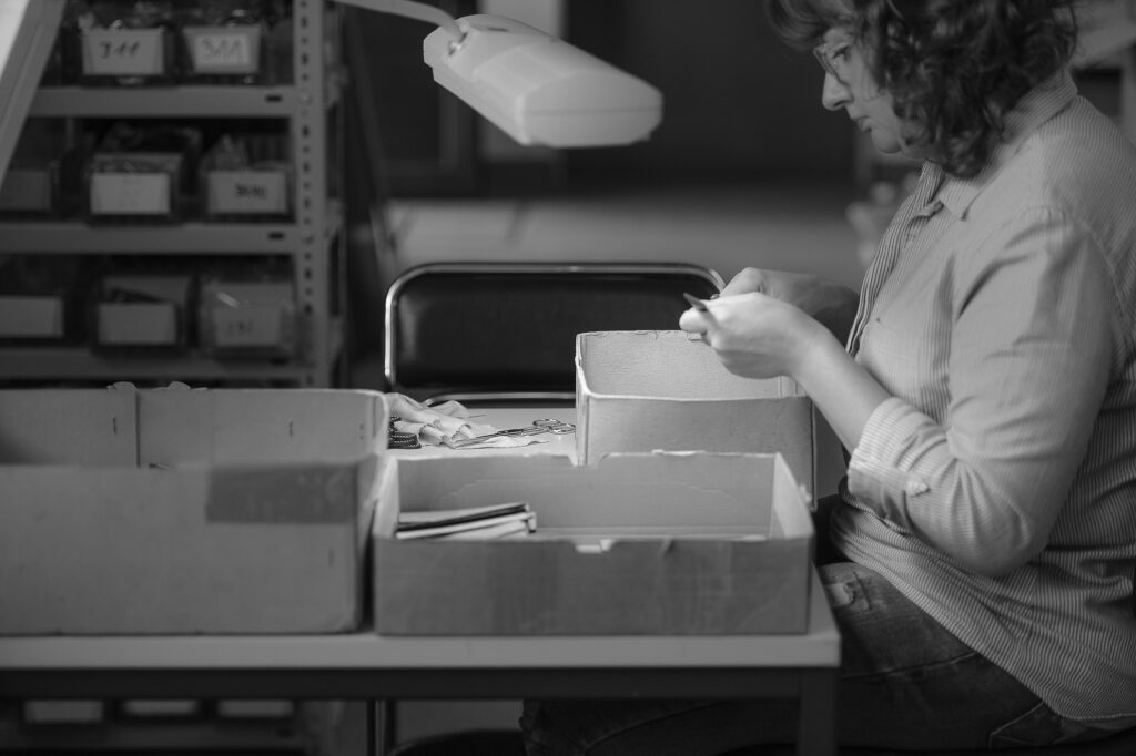 Frau fertigt in der Fluco Manufaktur ein edles Uhrenarmband.